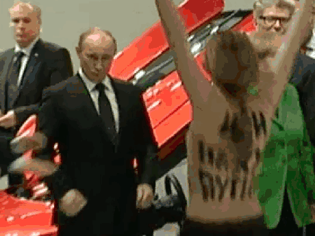 Putin unosi dwa kciuki do góry – Chyba zatem popiera radykalne feministki 