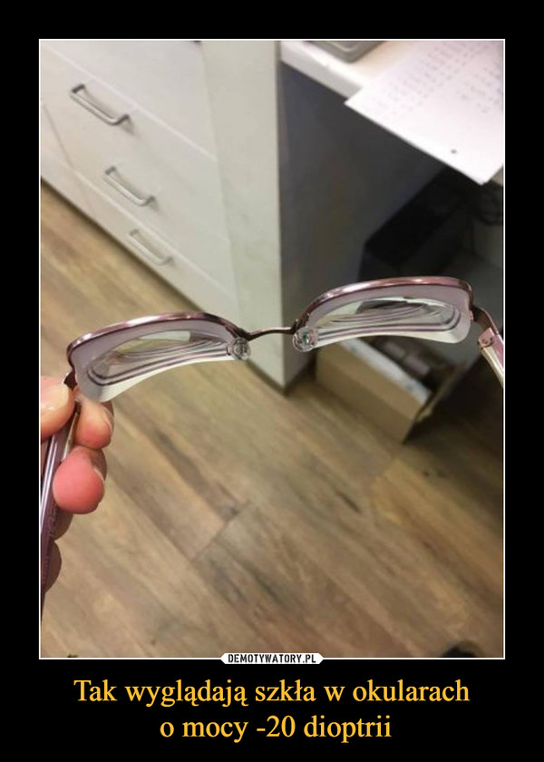 Tak wyglądają szkła w okularach o mocy -20 dioptrii –  