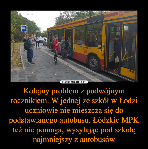 Kolejny problem z podwójnym rocznikiem. W jednej ze szkół w Łodzi uczniowie nie mieszczą się do podstawianego autobusu. Łódzkie MPK też nie pomaga, wysyłając pod szkołę najmniejszy z autobusów –  