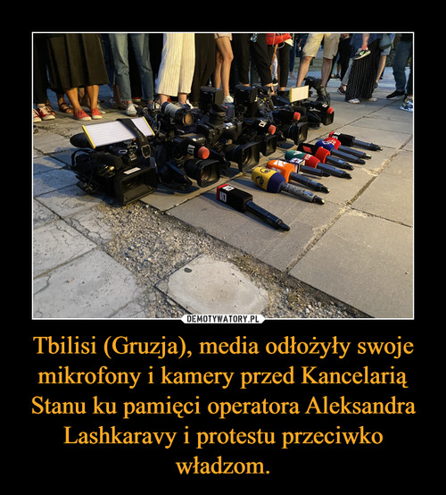 Tbilisi (Gruzja), media odłożyły swoje mikrofony i kamery przed Kancelarią Stanu ku pamięci operatora Aleksandra Lashkaravy i protestu przeciwko władzom.