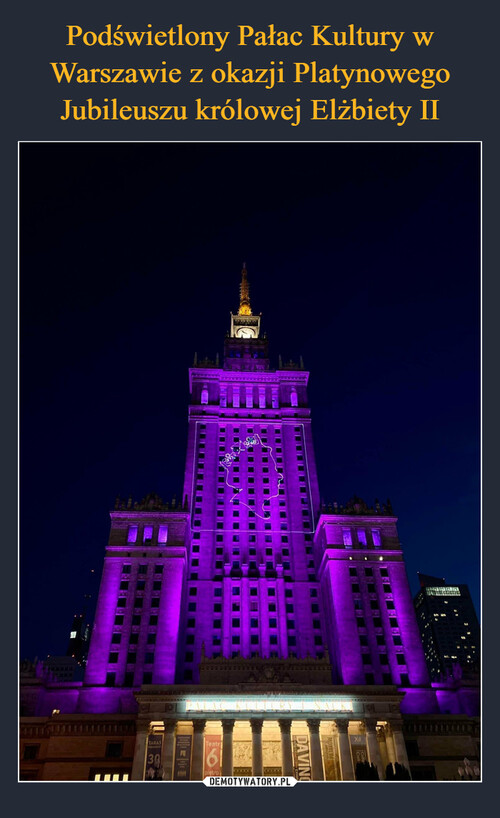 Podświetlony Pałac Kultury w Warszawie z okazji Platynowego Jubileuszu królowej Elżbiety II