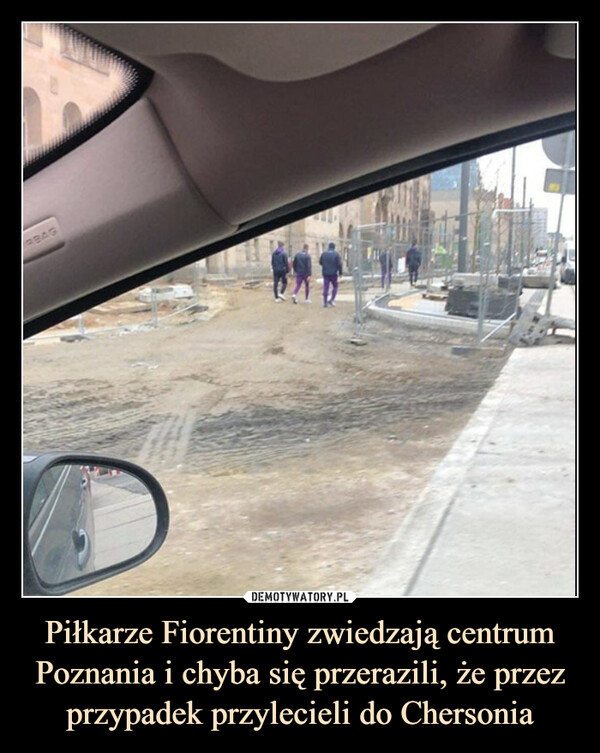 Piłkarze Fiorentiny zwiedzają centrum Poznania i chyba się przerazili, że przez przypadek przylecieli do Chersonia