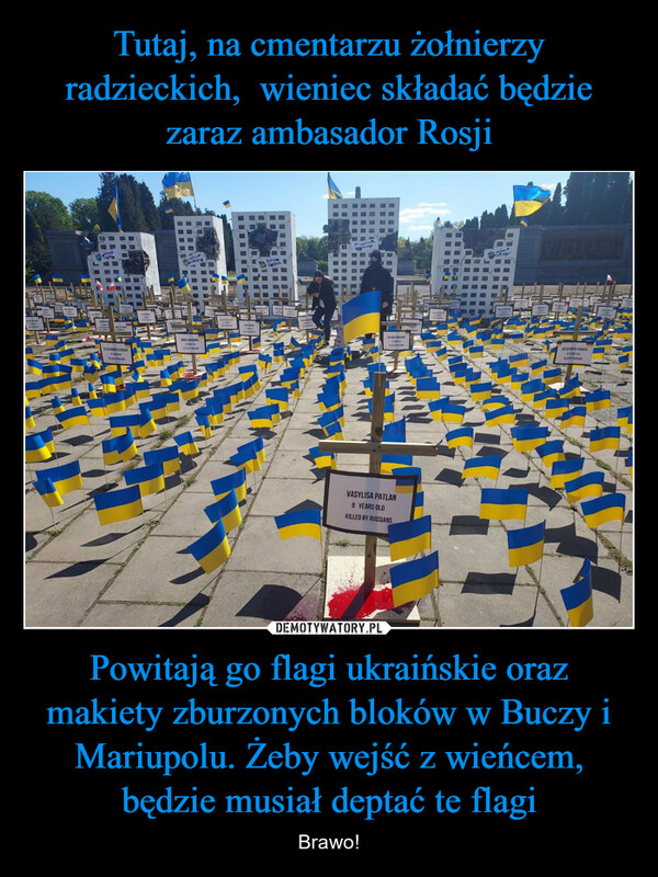 Tutaj, na cmentarzu żołnierzy radzieckich,  wieniec składać będzie zaraz ambasador Rosji Powitają go flagi ukraińskie oraz makiety zburzonych bloków w Buczy i Mariupolu. Żeby wejść z wieńcem, będzie musiał deptać te flagi