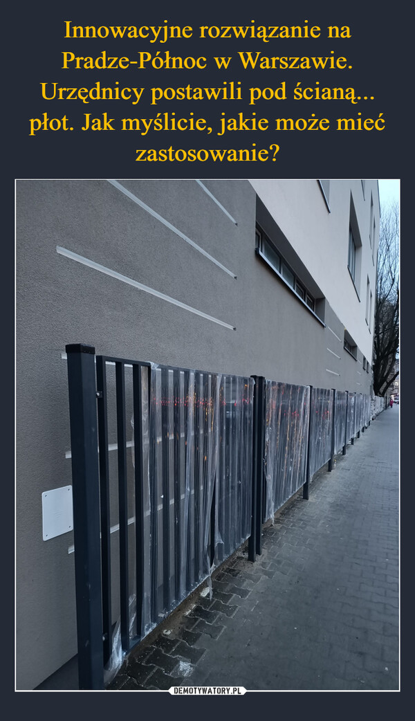 Innowacyjne rozwiązanie na Pradze-Północ w Warszawie. Urzędnicy postawili pod ścianą... płot. Jak myślicie, jakie może mieć zastosowanie?