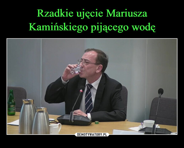 Rzadkie ujęcie Mariusza Kamińskiego pijącego wodę